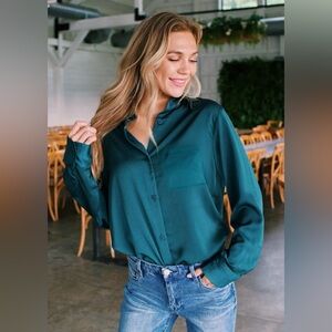 Beautiful Teal Blue Button-Up (fits more like a true XL)